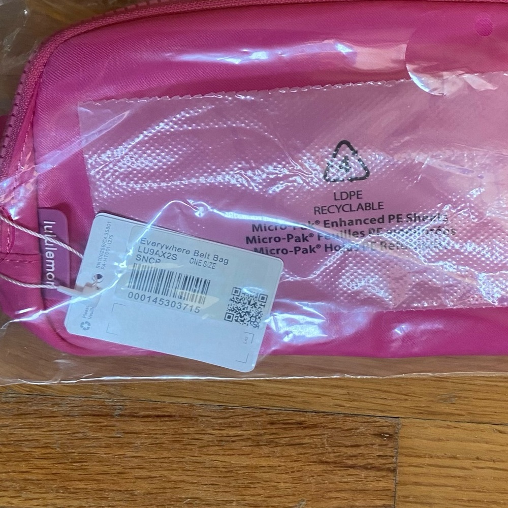 π Lululemon 1L belt bag in Sonic Pink π - Picture 9 of 9